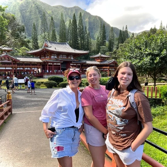 Luv2Shop - Picture 1 of 4